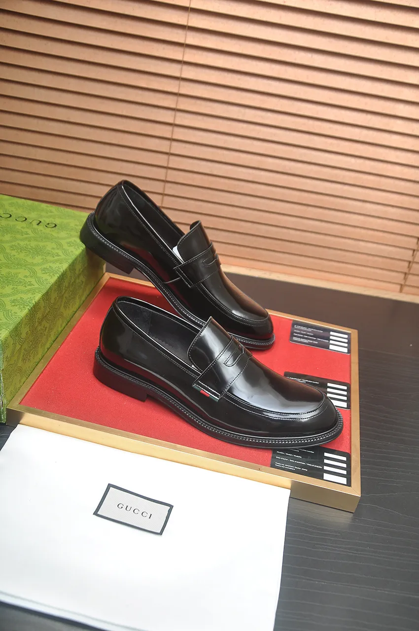 Men's shoes💰500💶Italy's top luxury men's shoe giant (GUCCI) (Gucci) (full cowhide lining) new arrival🍃Original European style🔰 Pleasant to the eye😍In order to make the shoes more durable and non-deformable🌀The production continues to follow traditional methods but there is still no lack of innovation💪Choose original sheepskin for the leather♻️ Smooth and natural And extra bright ⭐Made of imported cowhide, the first choice of rich people 38-45 (45 customized)